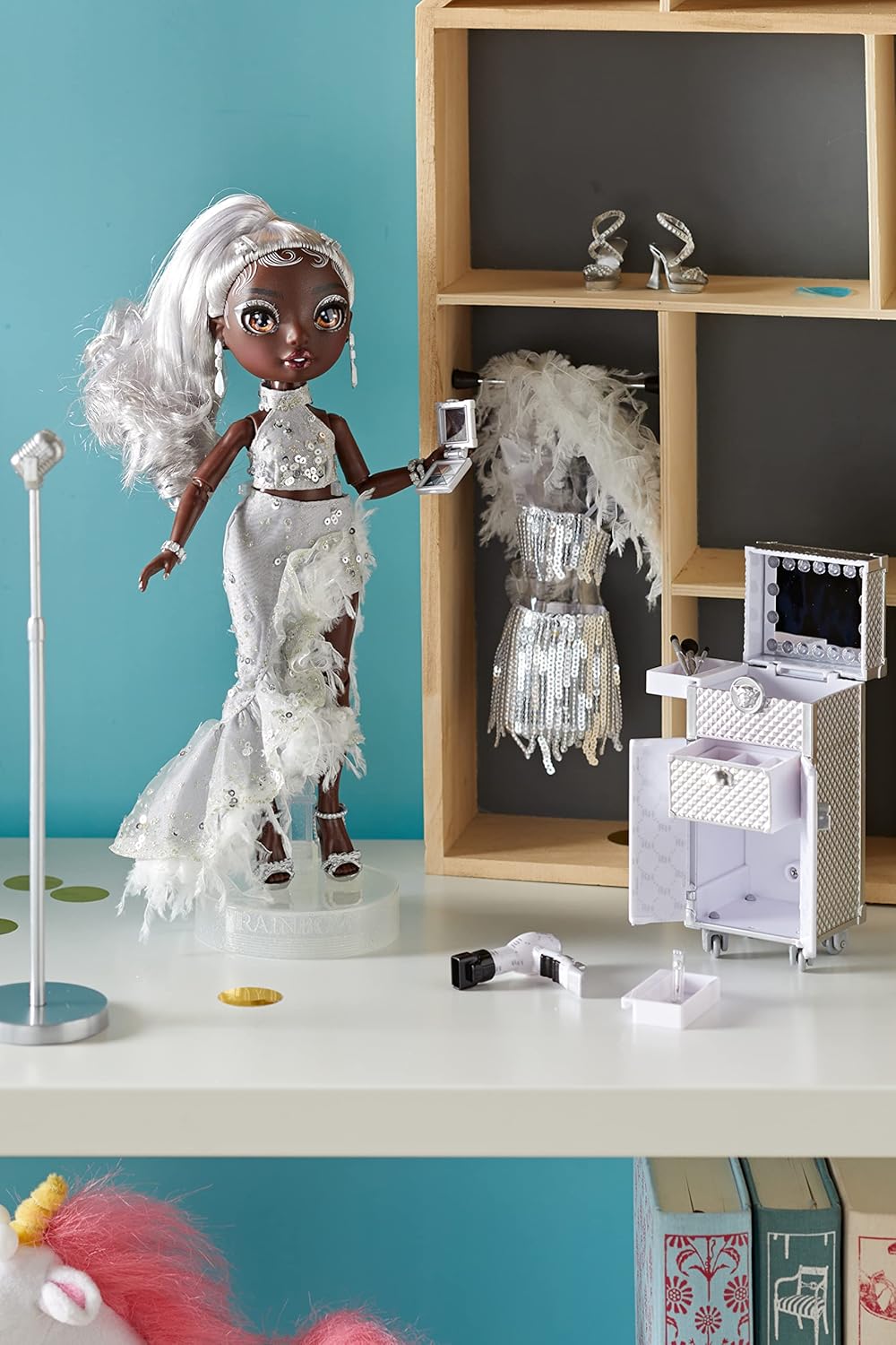 Posable Fashion Doll with 2 Outfits and Vanity Playset O567685